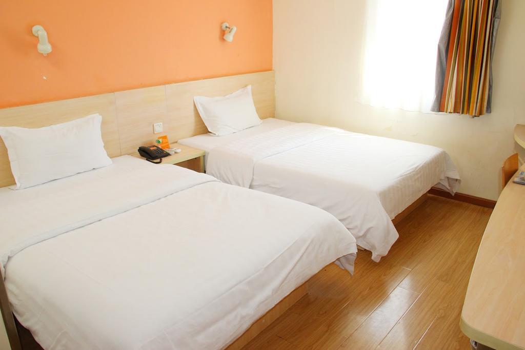 7Days Inn Nanchang North Railway Station Square Екстер'єр фото